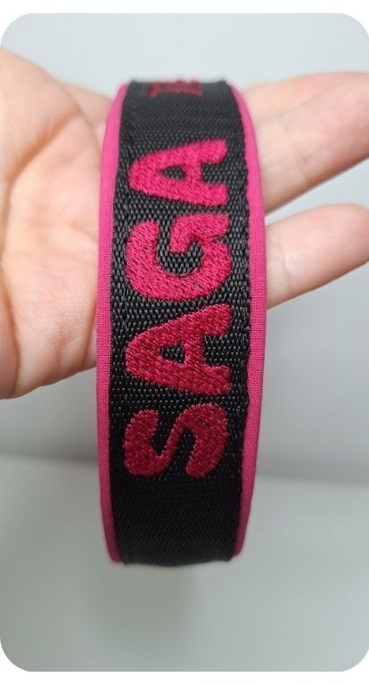 obojek s vyšitým jménem